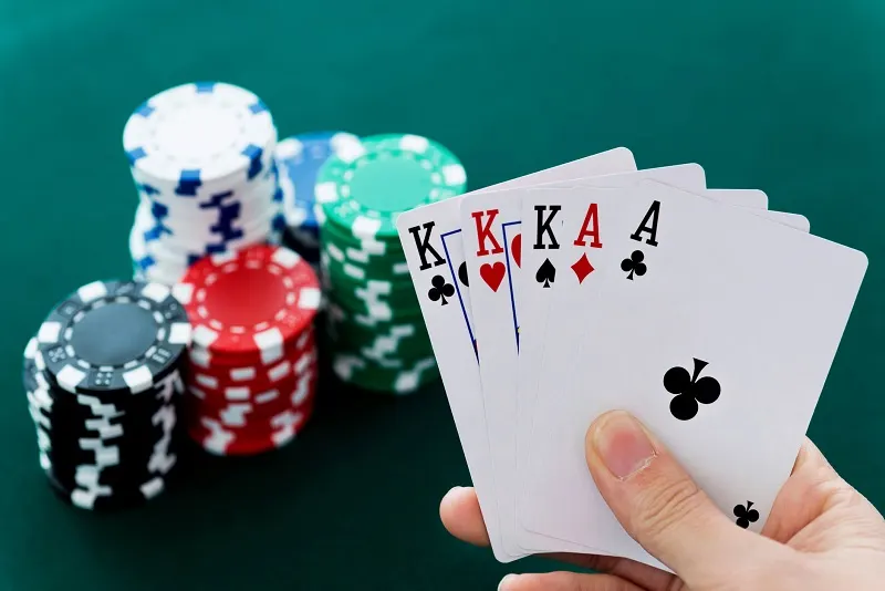 Poker Luật đầy đủ: Giải đáp thắc mắc về luật chơi poker chi tiết nhất!