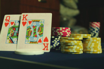 Chơi đánh bài poker online có bịp không? Làm sao để tránh bị lừa?